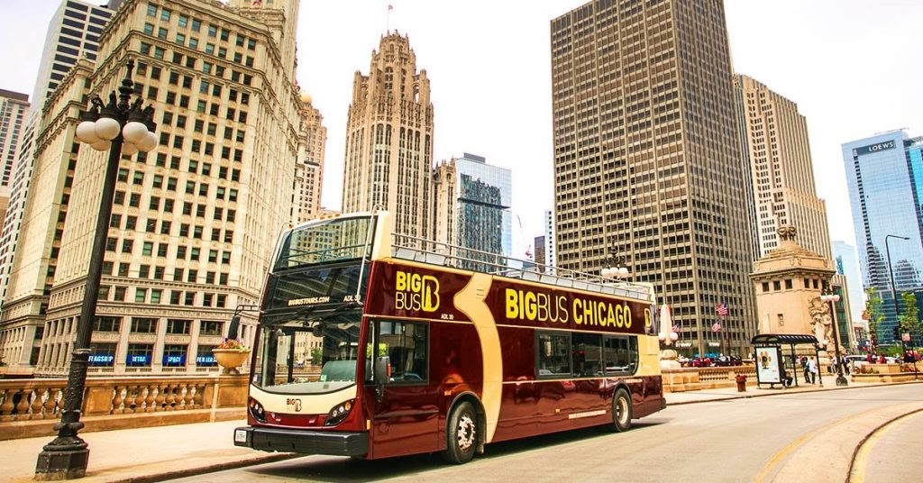 autobus typu hop on hop off v centru Chicaga