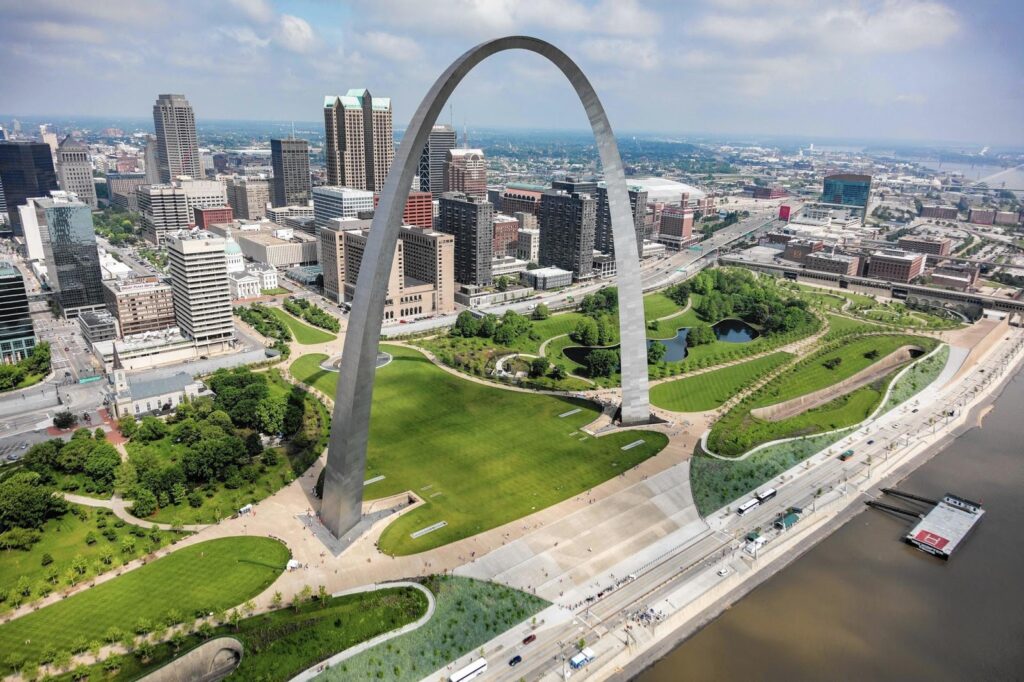 kovový pamětní oblouk v St. Louis ve státě Missouri, záběr z ptačí perspektivy