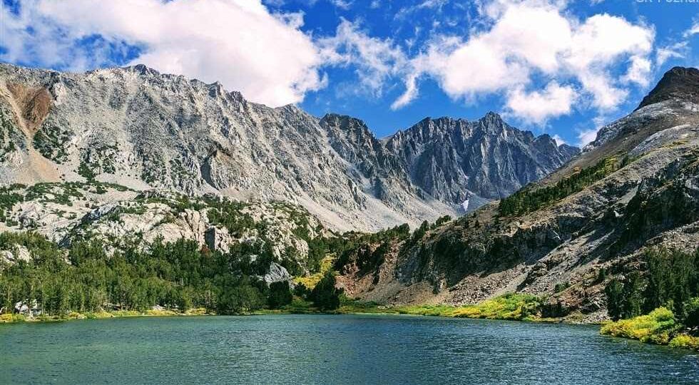 jezero v pohoří Sierra Nevada