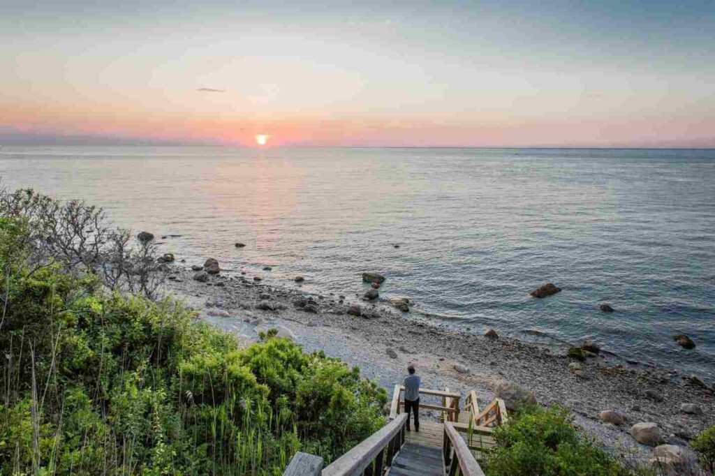 North Fork a slunce zapadající nad oceánem